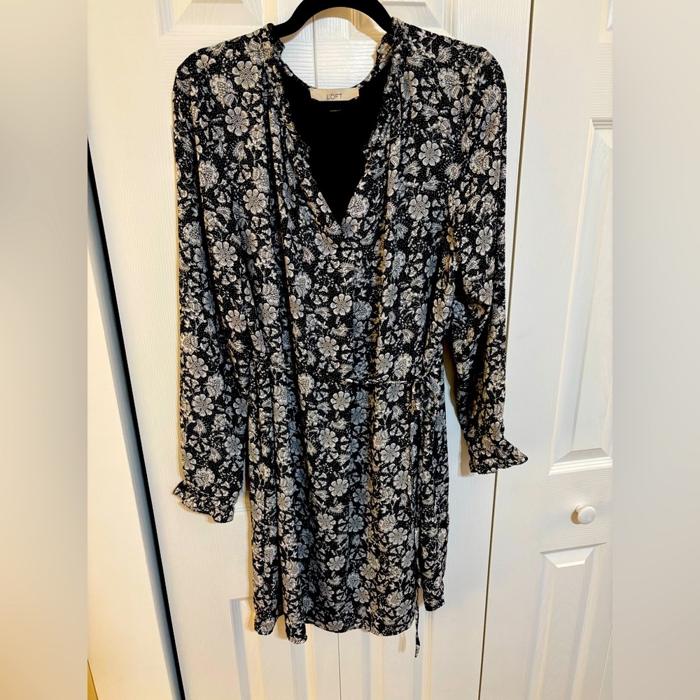 Navy and White tie waist LOFT long sleeve dress